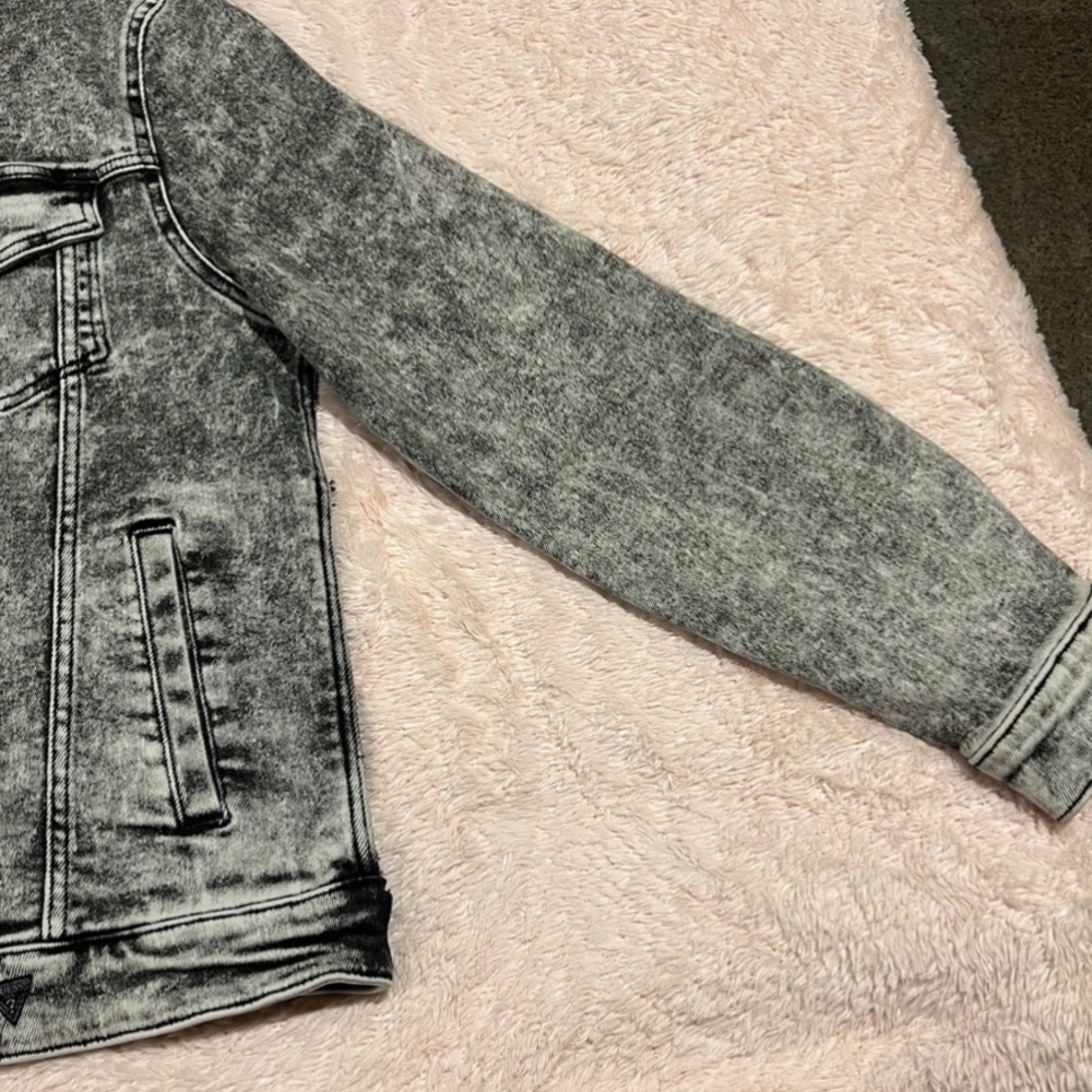 Like New Guess Black and Gray Denim Jacket Bleach Wash Size Large Men’s - Picture 7 of 17